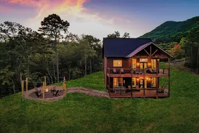 Image de 🌅 Sunset Ridge ⛰️ Sunset Mountain Views, Fire Pit, Hot Tub & Game Room