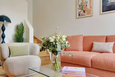 A 1-Br Duplex in the Champs-Elysées