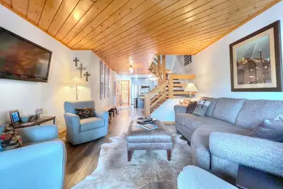 Image de Spacious 3-Bedroom Townhome, Private Garage & Mountain Views