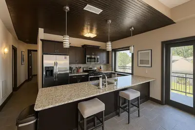 Image de Upscale 2-bedroom luxury loft in vibrant downtown Columbia, Mo, in The District