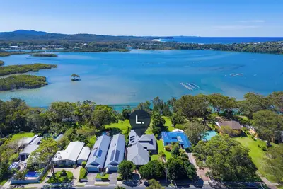 Image de Stylish 5-Bedroom Retreat with Jetty Access