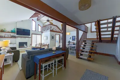 Image de Sea Glass Cottage, Ocean Views, Beach Access, Handicap Lift, Clean & Charming!