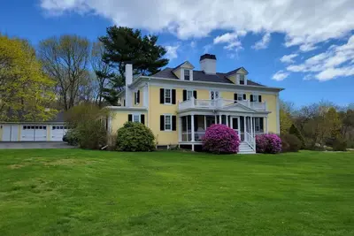 Image de Seaside Retreat:  5-Bedroom Oceanview Cottage with Timeless Charm