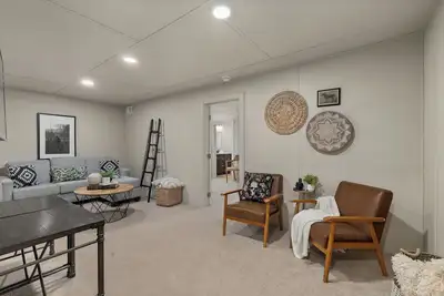 Image de Gothic Garden Bright, Cozy Escape with Modern Touches in Historic Bryan