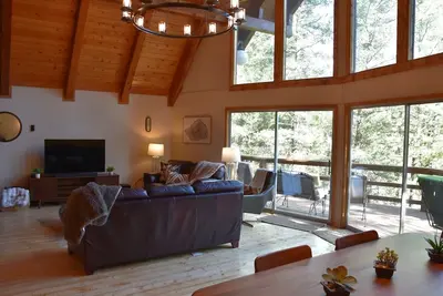 Image de Cloudcroft Hideaway - No Neighbors, Just Nature! Modern Cabin Vibe and Sauna!