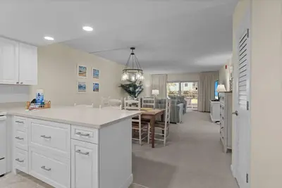 Image de Ground Level, completely Remodeled 2 Bedroom, 2 Bath Condo!