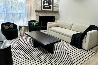 Image de Stylish 2-bedroom condo with patio in Turtle Creek