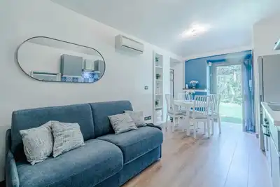Image de Cozy 40 sqm studio apartment, fully equipped with all comforts and featuring a private garden area for relaxing outdoors. Located in a quiet, green area of Turin, just steps from Parco delle Vallere and the Po River, perfect for walks and excursions. Wel
