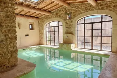 Image de Magnifique Mas du XVIIe siècle avec piscine intérieur, proche d'Uzès