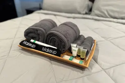 Image de Commack 3 Bd Hideaway w/ King Size Bed + Living Room + Den