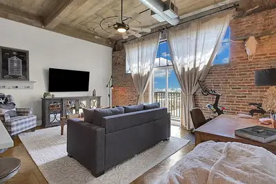 Image de Skyscape - Lofted Luxury Condo Waco/Baylor/Downtown