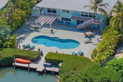 Image de Waterfront - Private Dock, Pool and Backyard