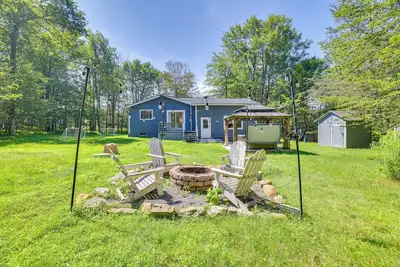 Image de Hot Tub + Game Room: Wooded Poconos Retreat
