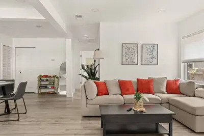 Image de New Remodel - Walk to Bars/Eats • 4bd/3ba • w/Yard