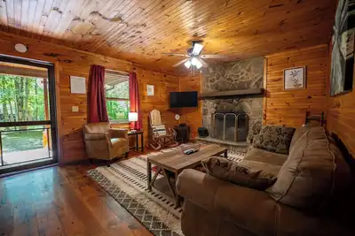 Image de Mountaineer Cabin 4 - Hot Tub & Fireplace close to New River Gorge National Park