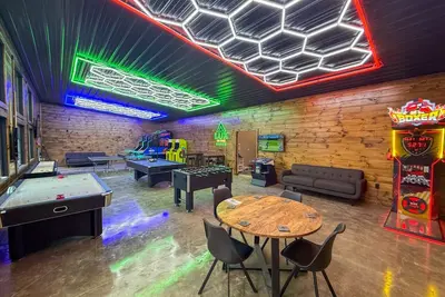 Image de Luxury Tiny Cabin on Pond w/ Hot Tub, Loft & Resort Game Room – 20 Mins to Red River Gorge