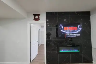 Image de Cozy and Modern Suite - Your Home Away from Home!