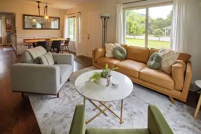 Image de The Gateway House - Charming Family Retreat with Spacious Yard