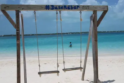 Image de 2 Br/2 Ba tropical villa-Beach is 2 min. walk