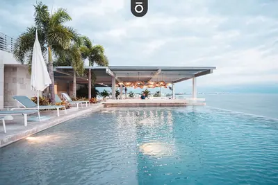 Image de 7th Floor Beachfront 4br w Ocean Views | Bantay 7h