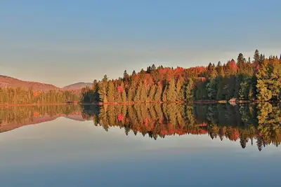 Image de Chalet avec spa sur le bord de l’eau à Saint-Donat.
