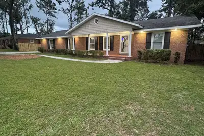 Image de Valdosta Gem: Classic Design with Modern Comfort