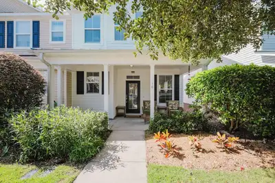 Image de New to market! Lowcountry Luxe: 3-bedroom gem near historic Old Town Bluffton!