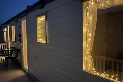 Image de Cosy 3-Bedroom Caravan with Decking