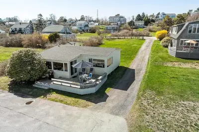 Image de The Yellow Cottage is a 2-bedroom little getaway located right on Cedar Beach.