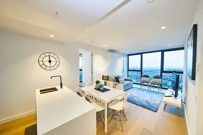 Image de 3 Bedroom Apartment w/ Pool, Gym, Balcony, Parking & City Views on Level 69