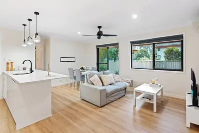 Image de Modern 2br Retreat | Walk to Beach, Dining & Shops