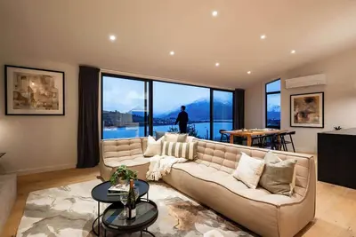 Image de Olive Tree House, Lake Mountain Views, Garage