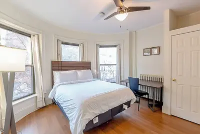 Image de Free Parking 2 Bed 1 Bath Steps from Bu/Kenmore