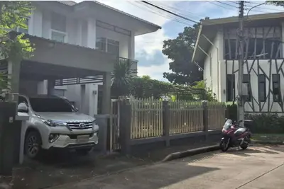 Image de Maison spacieuse avec salle de fitness et piscine intérieure communes au club