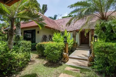 Image de Luxury 3 Br Lagoon View Pool Villa in Baan Bua Estate close to Nai Harn Beach