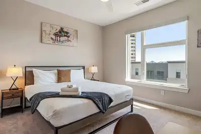 Image de CozySuites - Penrose on Mass w/ pool & parking #5