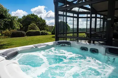 Image de Secluded home surrounded by national parks, featuring luxurious spa and sauna