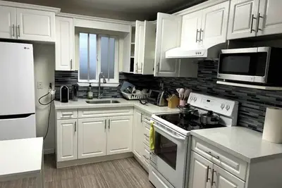 Vancouver Cozy 2-Bedroom Suite with Private Access