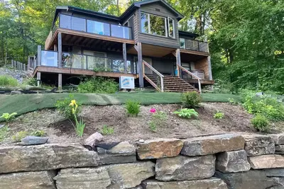 Image de Tree top Living in the heart of cottage country. Stunning 4 season cottage.