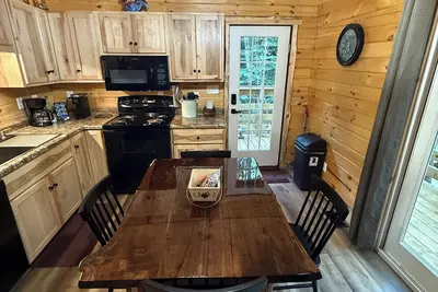 Image de Cozy 2-bedroom log cabin Logan with Hot Tub and fire pit