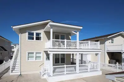 Image de Watch the sunrise over the ocean and the sunset from the front or back decks and enjoy coffee or cocktails.