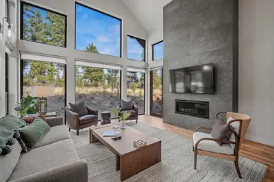 Ponderosa Hideaway with Hot Tub, Fire Pit & A/C