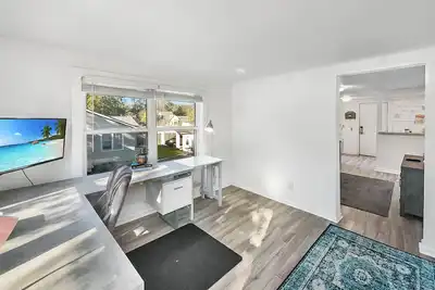 Image de Charming 2-bedroom apartment near downtown, the beach, and a golf course.