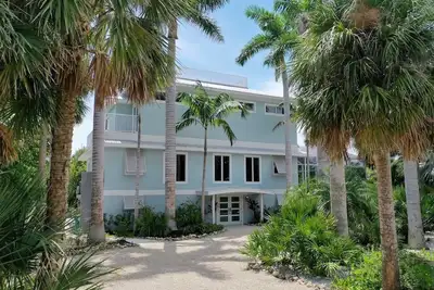 Image de An Updated 2 Story Home with a Private Pool - 3br, 3bt