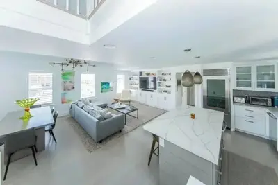 Image de Modern Luxury 2br Pied-A-Terre in Town!