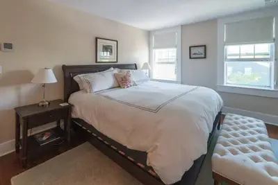 Image de Spacious Restored Antique Home in Town!