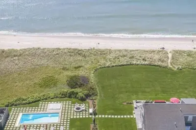 Image de Wonderful waterfront home with pool and jacuzzi