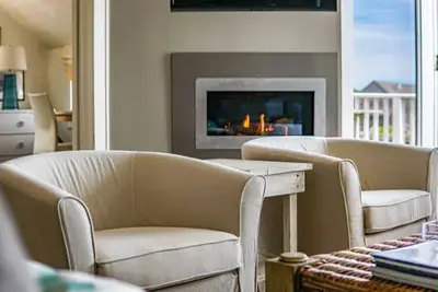 Image de Waterfront home overlooking Nantucket Harbor