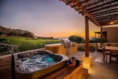 Image de Stunning Golf Front Villa with Jacuzzi & Sunset Views in Puerta Cortés | 26c