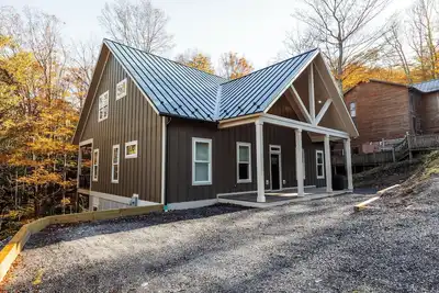 Image de Nf72: Newly Constructed! Walk to Slopes, 3 King Suites, Hot Tub. Firepit